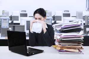 オフィス内で起こる困った鼻炎……。原因と対処方法とは？