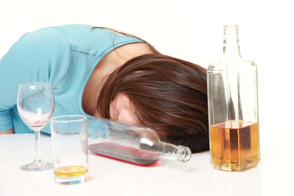 寝る前のお酒で「いびき」が悪化する？　防ぐための対策方法とは？