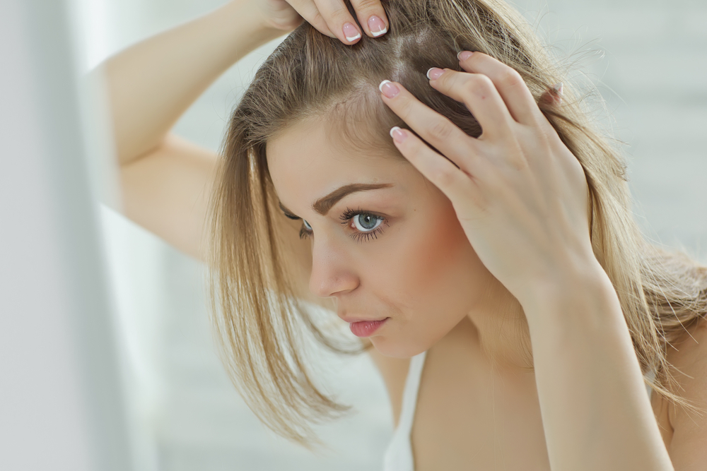 髪の分け目が気になってきた……女性の分け目ハゲの原因＆対策術