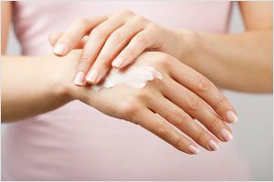手肌の乾燥予防！効果的なハンドクリームの使い方は？