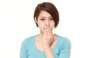 「胃の不調が口臭の原因」胃から改善するセルフケア方法
