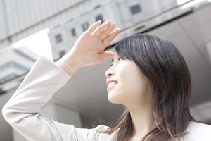 紫外線が「目の下のクマ」を作る! 予防・改善方法とは