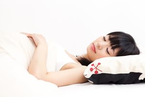 週末の寝溜めに注意! 寝過ぎがもたらす女性の肌への悪影響は?