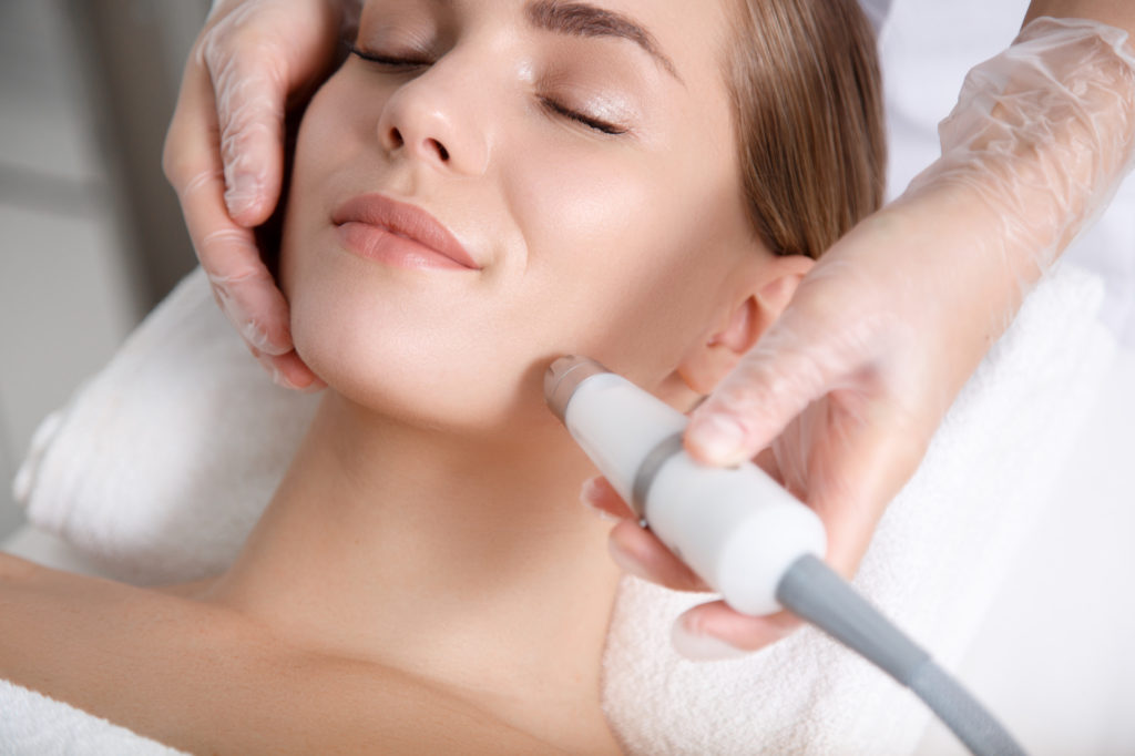 美容医療でたるみを改善！　どんな治療法があるの？