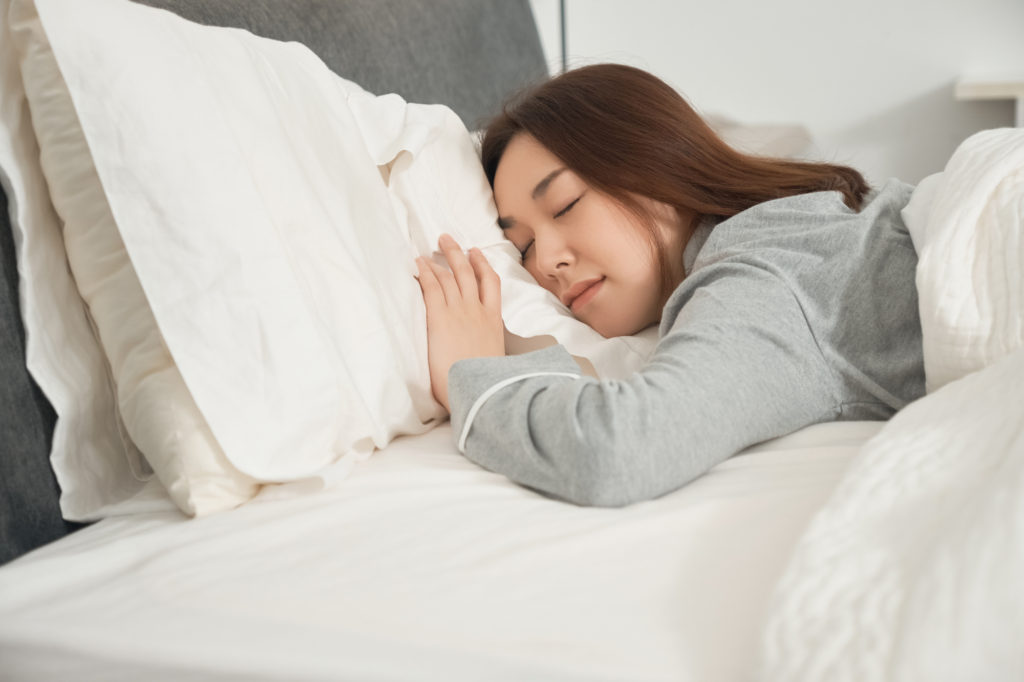 うつぶせ寝は顔のたるみを招く!? 肌に負担をかけない寝方とは