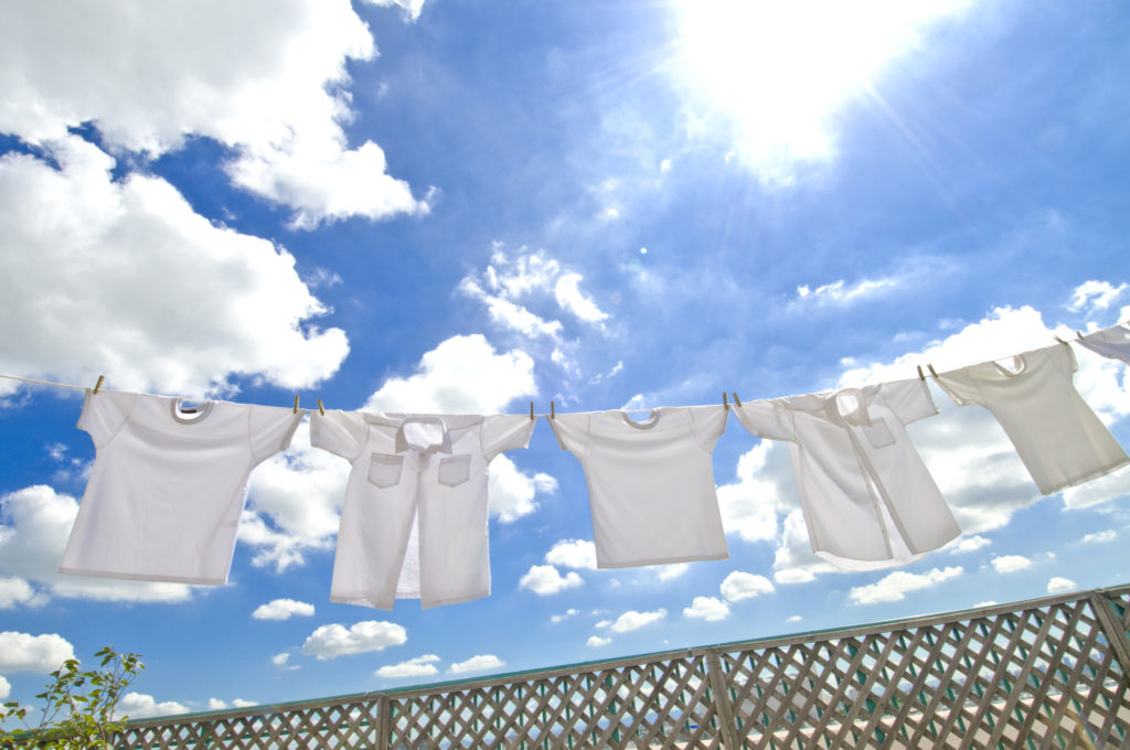 夏の洗濯物干しでシミが増える！？　予防のための紫外線対策方法